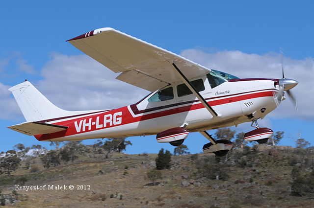 Atrakcj� festiwalu ko�ciuszkowskiego K'Ozzie Fest 2012 by�y zorganizowane w Jindabyne Aero Club Polsko-Aboryge�skie Loty Przyja�ni nad G�r� Ko�ciuszki. By�o 9 lot�w.Do dyspozycji mieli�my Cessn�, Mooney, Nanchang i helikopter. Tu widzimy startuj�c� Cessn�.