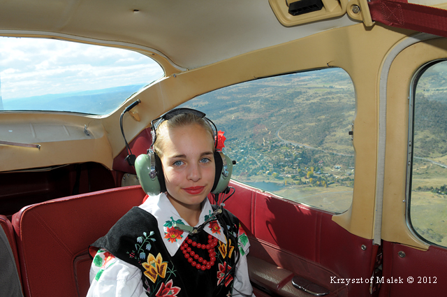 Pr�cz Krzysztofa na pok�adzie Cessny znalaz�a si� tancerka z Lajkonika Wiktoria Hospodaryk, c�rka zmar�ego w marcu 2012 r. piosenkarza Johna Hospodaryka, kt�ry w lutym 2007 r. wzi�� udzia� w pami�tnym koncercie 