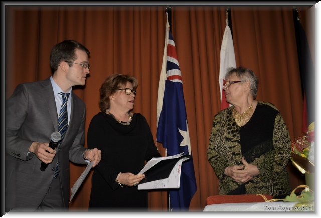 Od prawej: re�yserka filmu Ernestyna Skurjat-Kozek, wsp�producentka filmu Ewa Figiel (go�� z Melbourne) oraz nasz nadworny grafik, dr �ukasz �wiatek z Sydney Uni.