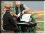 Jedyny utw�r, do kt�rego Roy pos�u�y� si� nutami, to Polonez Ko�ciuszki, do kt�rego napisa� w�asn� instrumentacj�.