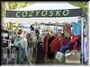 Miasteczko festiwalowe - masa stragan�w, ten z ciuchami.