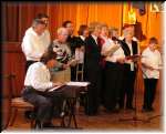 Byli te artyci z Jindabyne: Snowy Mountains Centenary Choir pod kierownictwem wokalisty & kompozytora Paula Diona.
