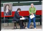 Niewtajemniczeni nawet nie wiedz�, dlaczego konferansjerka Alyson trzyma nog� na pedale instrumentu...