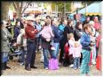 No wi�c w s�oneczny, jesienny dzie� jeste�my w Centennial Park w Cooma. B�ogo�c i zadowolenie po obu stronach estrady.