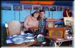 Basia i Grzegorz D�browa znajduj� chwil� wytchnienia we w�asnym stoisku z antykami...