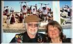 Akordeonista David Turner ma wreszcie chwil� czasu, aby ze sw� polsk� �on� Julk� zwiedzi� wystaw� 