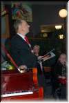 Sobota 5 pm. Jestemy w Horizons Hotel. Dariusz Paczyski zapowiada wystp wietnego pianisty Krzysztofa Maka.