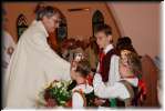 Cooma. W niedziel rano o 10 tradycyjna msza w. w kociele w. Patryka - oto najmodsze Lajkoniki nios dary do otarza. W Niedziel Miosierdzia Boego  zapiewalimy  po polsku 