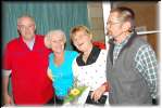 Z kina wycign nas zapach smacych si kiebas i plackw kartoflanych. Na zdjciu szef firmy 