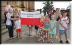 Z okazji wielkiej wygranej wyborw prezydenckich i parlamentarnych Szkoa Polska w Ashfield odwoaa lekcje, a dziatwa pojawia si ze szkolnym banerem. Brawo! 